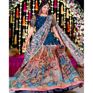 Lehenga choli ทำงานพิมพ์ลาย Chinon kalamkari ที่ดูหรูหราสีฟ้า - Product Image 1