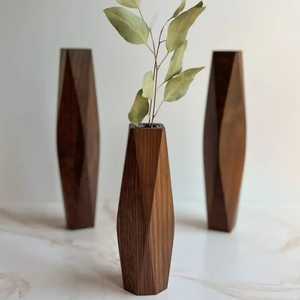 Vase en bois géométrique moderne, fait main en noyer, bouteille à fleurs facettée, centre de table, pot de fleurs pour salon - Product Image 1