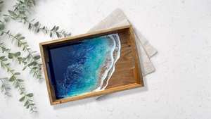 Plateau en bois et résine époxy aux couleurs océaniques, plateau scène de plage en résine époxy, grand plateau en bois de noyer teinté - Product Image 4