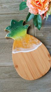 Planche à découper en bambou en forme d'ananas avec dessus en résine époxy, bloc de découpe antidérapant, plateau de service, pièce unique - Product Image 1