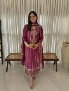Ensemble prêt-à-porter entièrement cousu en crêpe naturel, avec haut brodé de sequins multi-aiguilles, pantalon et dupatta, magnifique et de créateur. - Product Image 1