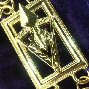 Collar Masónico Personalizado de Alta Calidad con Cadena de Metal y Fondo Rojo, Talla Adulto, Collar Masónico con Cadena de Tela - Product Image 3