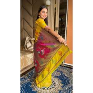 Sari en soie douce jaune Ikkat Patola avec pallu en paon, motifs Meenakari et bordure en zari doré, écharpes et châles ethniques - Product Image 1