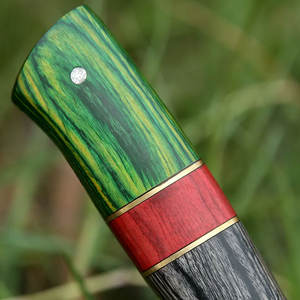 Cuchillo de caza de acero de Damasco con mango de resina verde y madera y diseño de hoja en capas para pedidos al por mayor - Product Image 2