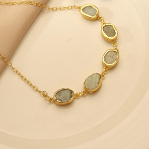 Parure de bijoux bohèmes pour femme en plaqué or 18 carats avec pierres naturelles : collier, boucles d'oreilles et bague, chaîne en alliage et sertissage clos - Product Image 1