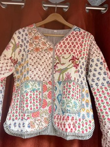 Chaqueta de Mujer Hecha a Mano en India, de Algodón Tejido, Acolchada, Reversible, con Estampado Animal, Manga Tres Cuartos, Cierre de Pullover, Estilo Blazer - Product Image 4