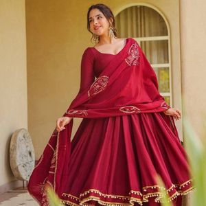 Ensemble Anarkali Palazzo en soie romaine lourde avec dupatta brodée en soie Chanderi et doublure intérieure en micro-coton – Collection de tenues de soirée de créateur - Product Image 4