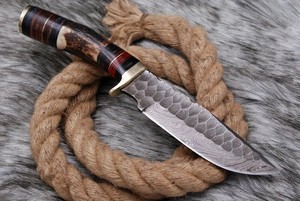 Cuchillo de caza/camping hecho a mano de acero de Damasco con punta recta, mango de cuerno y funda de cuero. OEM/ODM/OBM disponible. 8 pulgadas, 3 mm. - Product Image 4