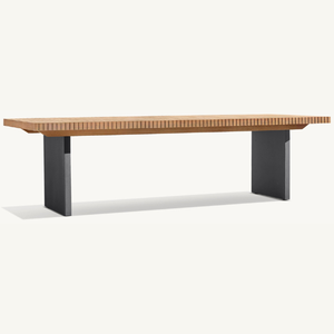 Mesa de comedor rectangular hecha de madera de teca resistente y duradera, adecuada para uso en interiores o exteriores. - Product Image 1