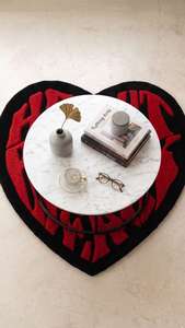 Alfombra de área con forma de corazón de alta demanda, hecha a mano, con tipografía roja llamativa, alfombra de suelo moderna, decoración de hogar, alfombra decorativa. - Product Image 3