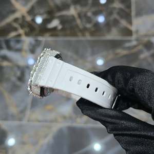 Reloj de Cuarzo Moissanite Personalizado con Incrustaciones de Diamantes, Esfera Cuadrada, Correa de Goma Digital de 20 mm, Resistente al Agua 20 Bar, Tono Plateado, Unisex - Product Image 3