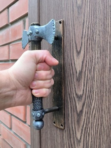 Poignée de porte en fer forgé galvanisé résistant à la rouille, à double denture, avec un design moderne pour la décoration des portes et des portails - Product Image 6