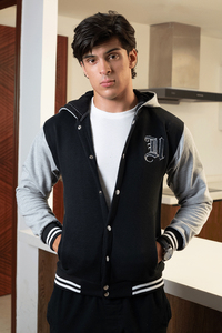 Chaqueta Varsity Negra y Gris para Hombre con Logotipo Bordado, Corte Regular, Estilo Preppy, para Otoño - Product Image 3