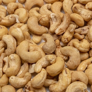 Noix de cajou brutes de qualité supérieure W180, entières, séchées, conditionnées sous vide, pour l'exportation, destinées aux importateurs et aux grossistes - Product Image 1