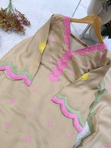 Conjunto Indio-Pakistaní Bordado en Rosa Beige, Túnica Ligera, Pantalones Palazzo y Dupatta de Tela de Red, para Fiestas y Bodas - Product Image 3