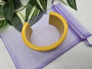Brazalete de Resina Amarilla Hecho a Mano, Ancho y Abierto, Diseño Sólido y Sencillo, Color Mostaza Ámbar, Brazalete de Resina - Product Image 3