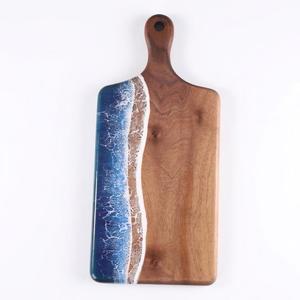 Planche à découper en bois et résine époxy décorative, faite à la main, pour la cuisine, la préparation des aliments et le service - Product Image 1