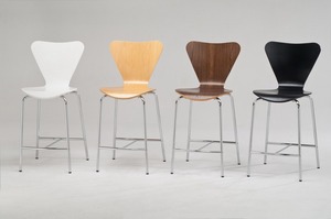 Chaise de bar moderne en plastique blanc avec base chromée, design mid-century, pour usage domestique. - Product Image 3