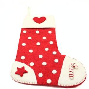ถุงเท้าคริสต์มาสสีแดงทำจากผ้าสักหลาด แต่งลายจุดสีขาว รูปหัวใจ และลายไม้เท้าหวาน ทำด้วยมือ - Product Image 3
