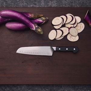 Couteaux de cuisine Santoku à manche riveté noir avec lame argentée à fossettes et tranchant lisse pour couper et hacher les légumes - Product Image 3