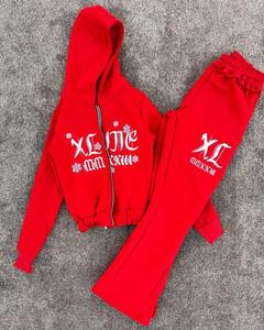 Survêtement à capuche pour femme rouge avec logo blanc imprimé, fermeture éclair intégrale et poches latérales, tenue décontractée d'hiver à prix abordable - Product Image 6
