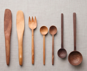 Juego de cubiertos de madera de diseño minimalista con acabado mate, utensilios de cocina duraderos para uso en catering y camping. - Product Image 1