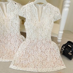 Robe de soirée mini élégante en satin sans bretelles, imprimé floral, avec sequins et détail nœud floral, coupe trapèze, avec soutien-gorge intégré - Product Image 2