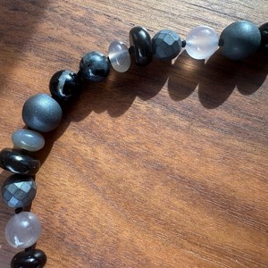 Cuentas de Obsidiana con Estilo Estético Tierra de Medianoche, Amuleto de Cristal Ahumado, Joyería Neutra Oscura, Correa Luminosa de Obsidiana, Estilo con Cuentas de Moonrock - Product Image 5