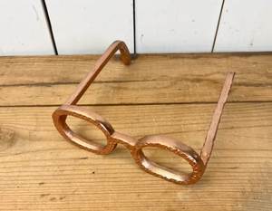 Élégante sculpture de lunettes en aluminium, pièce décorative artistique pour la décoration intérieure contemporaine - Product Image 1