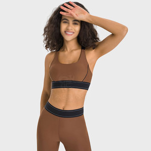 Conjunto de yoga elegante para mujer con diseños personalizados, ajuste cómodo y tela transpirable, perfecto para entrenamiento y ocio. - Product Image 2