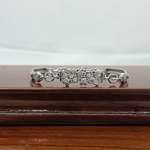 Bracelet élégant en argent sterling 925 avec breloque florale en diamant, maillons géométriques, bijoux de créateur pour femme, idéal pour les soirées - Product Image 1
