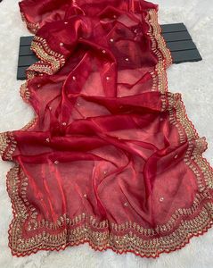 Sari Étnico Indio-Pakistaní de Tela de Seda Roja con Bordado y Lentejuelas, Traje Tradicional para Novia, Boda, Fiesta o Uso Casual - Product Image 2