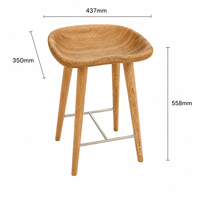 Tabouret de comptoir scandinave moderne en bois de chêne massif blanc avec siège sculpté en forme de selle, repose-pieds en métal et dossier solide