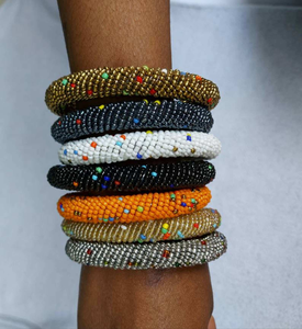 Bracelets manchette Maasai vintage brodés papillons, bijoux bohèmes perlés de perles de rocaille par AntiqueCreation - Product Image 6