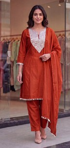 Salwar Kameez en soie Rangoli Crush avec broderies riches et travail de miroirs véritable, longueur genou, traditionnel, pour fêtes, Diwali et bals de promo - Product Image 2