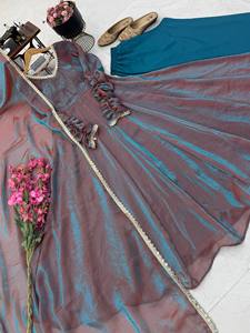 Traje Anarkali Tradicional Indio GRIS para Boda, Largo hasta el Suelo, Corte Holgado, Poliéster, Ropa Étnica para Mujer con Dupatta Dorada - Product Image 3