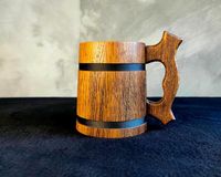 Mug en bois avec bandes métalliques, poignée de style vintage, design classique pour usage domestique, vaisselle réutilisable