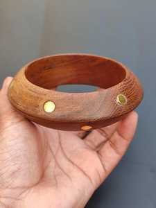 Joyería de Madera Artificial Hecha a Mano con Diseño Inspirado en Sangría, Set de 3 Brazaletes de Madera Gruesos con Decoración de Latón Acabado a Mano, Elegante - Product Image 4