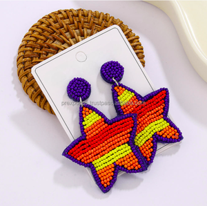 Pendientes colgantes hechos a mano con cuentas de estrella y diseño floral en naranja y amarillo para compromiso de mujer - Product Image 1