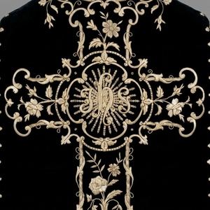 Chasuble liturgique personnalisée en velours noir, brodée à la main avec du fil d'or, vêtement de clergé d'église, robe de cérémonie - Product Image 4