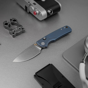 Navajas plegables con mango acanalado azul, hoja de punta caída con acabado stonewashed plateado, pomo de pulgar y orificio para cordón, para uso diario y actividades al aire libre - Product Image 1