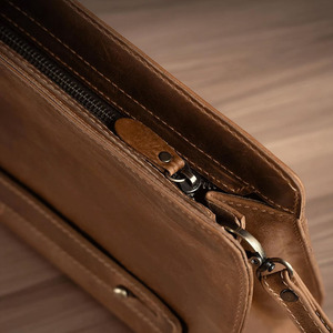 Bolso de mano de cuero genuino con costuras resistentes y compartimentos espaciosos, ideal para estilos de vida modernos a un precio razonable. - Product Image 4