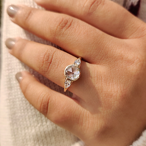 แหวนหมั้นทรงกลมหรูหราพรีเมียม ประดับเพชรทรงโรสคัต ฝังแบบเบเซล ผลิตจากเพชรเลี้ยงในห้องปฏิบัติการ เครื่องประดับเจ้าสาว ขายส่งออนไลน์ - Product Image 1