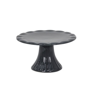 Assiette à gâteau festonnée, support à gâteau rond en forme de fleur, finition noire brillante, lavage à la main uniquement - Product Image 1