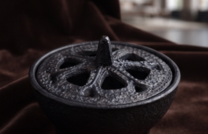 Quemador de incienso de aluminio negro con trípode, cuenco de fundición rugosa y tapa con recorte de pétalos, venta al por mayor - Product Image 5