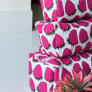 Ensemble de trousses de toilette imprimées fraises, grandes sacoches de rangement textiles multifonctions pour le voyage et l'usage quotidien - Product Image 2