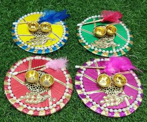 Elegante Juego de Thali Decorativo Festivo Hecho a Mano con Borde de Perlas, Portavelas Dorados, Motivo de Pavo Real y Plumas Coloridas - Product Image 1