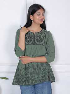 Blusa Premium para Mujer, Blanca, con Bordado Floral de Encaje, Estilo Étnico Informal, Cuello en V, Mangas Tres Cuartos, 100% Algodón, Holgada - Product Image 1