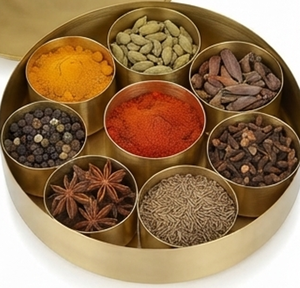 Boîte à épices ronde en laiton de qualité supérieure avec 6 compartiments et couvercle gravé pour le rangement en cuisine - Product Image 5