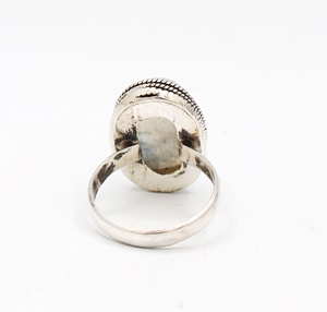 Bague ovale vintage faite à la main en argent sterling massif 925 avec pierre de lune arc-en-ciel certifiée IGI de haute qualité pour femme, idéale pour les soirées - Product Image 3